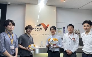 ①関係者の方とロゴが写るような写真